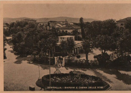 Giardini Rosa Morolli (Giardini Morandi) in una foto cartolina del 1938. Si evidenzia la Casina delle Rose. (Collezione privata)
