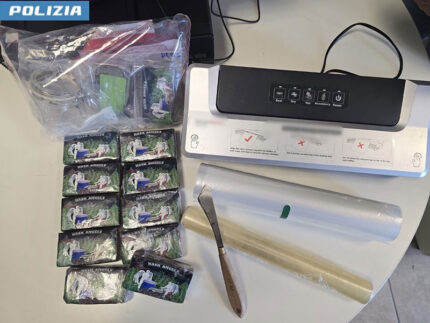 Hashish e materiale per taglio e confezionamento sequestrato dalla Polizia