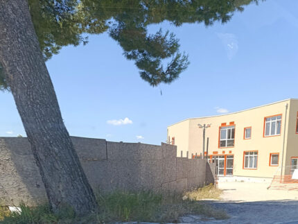 Ostra: scuola Menchetti, spazi esterni da sistemare