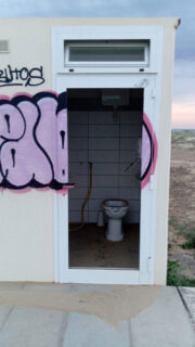 Bagni pubblici vandalizzati a lungomare