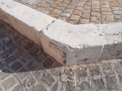 Fontana delle Oche, seduta in pietra abrasa da veicoli parcheggiati Fontana delle Oche, seduta in pietra abrasa da veicoli parcheggiati