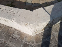 Fontana delle Oche, seduta in pietra abrasa da veicoli parcheggiati Fontana delle Oche, seduta in pietra abrasa da veicoli parcheggiati