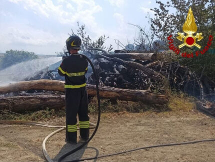Incendio campo e catasta di legna a Ostra