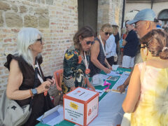 Banchetto FAI Senigallia nei pressi della Biblioteca Antonelliana di Senigallia