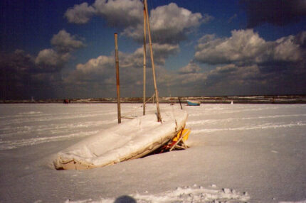 2. Senigallia, 16 dicembre 2010: una barca coperta di neve sulla spiaggia di ponente. (Gabriella Piangerelli) 2. Senigallia, 16 dicembre 2010: una barca coperta di neve sulla spiaggia di ponente. (Gabriella Piangerelli)