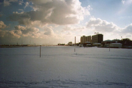 3. Senigallia, 16 dicembre 2010: spiaggia di ponente innevata; sullo sfondo il porto e la storica ciminiera Italcementi. (Gabriella Piangerelli) 3. Senigallia, 16 dicembre 2010: spiaggia di ponente innevata; sullo sfondo il porto e la storica ciminiera Italcementi. (Gabriella Piangerelli)