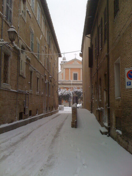 8. Senigallia, 12 febbraio 2012: Via Gherardi. sullo sfondo il Duomo di Senigallia (Rossano Morici) 8. Senigallia, 12 febbraio 2012: Via Gherardi. sullo sfondo il Duomo di Senigallia (Rossano Morici)