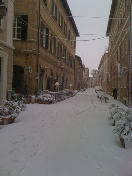 9. Senigallia, 12 febbraio 2012: Via Fratelli Bandiera con molta neve. (Rossano Morici) 9. Senigallia, 12 febbraio 2012: Via Fratelli Bandiera con molta neve. (Rossano Morici)