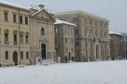 11. Senigallia, 27 febbraio 2018: Piazza Garibaldi, con una bella immagine di San Rocco (Rossano Morici) 11. Senigallia, 27 febbraio 2018: Piazza Garibaldi, con una bella immagine di San Rocco (Rossano Morici)