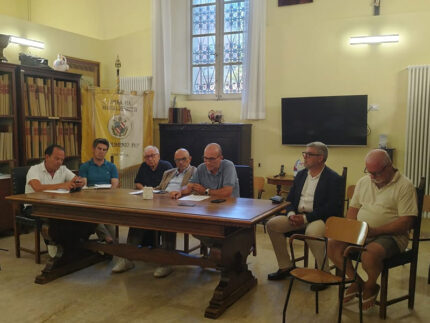 Enrico Giacomelli, Emanuele Panni, don Domenico Pasquini, Giuseppe Muzi, Giovanni Bomprezzi, presidente (tutti del CdA), sindaco Massimo Olivetti, Mauro Bedini membro del comitato dei familiari