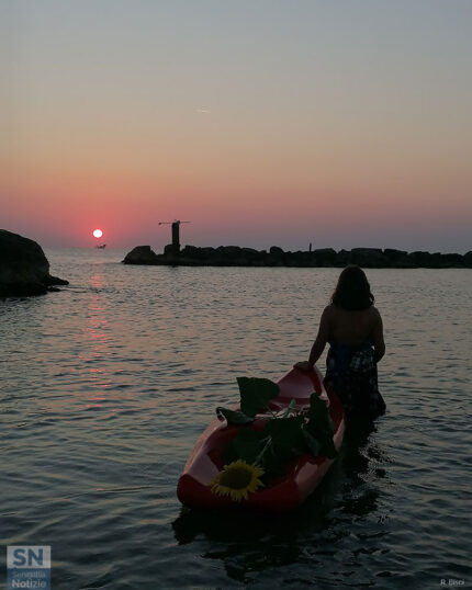 Alba al mare con girasole - Foto Roberta Bisci