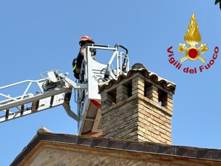 Pannelli fotovoltaici in fiamme in strada Settima