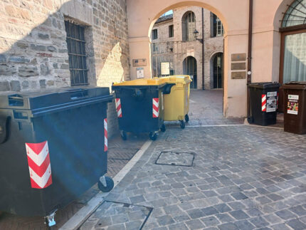 Cassonetti rifiuti di fronte alla Biblioteca Antonelliana