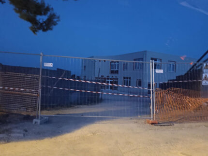 Ostra: scuola Menchetti, spazi esterni da sistemare