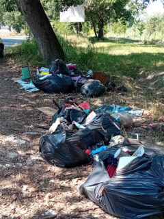 Rifiuti abbandonati lungo strada della Bruciata