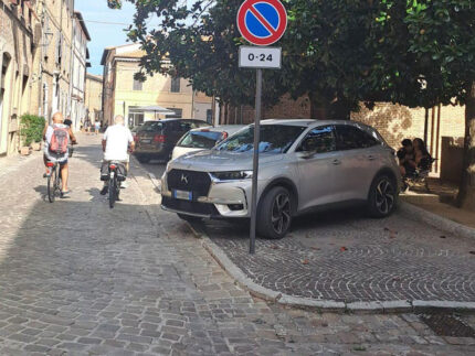 Il marciapiede davanti la Tipografia Marchigiana oggi in preda alla sosta selvaggia in area pedonale
