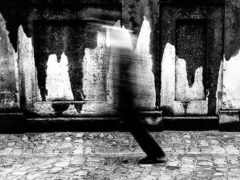 La foto scattata in via Mastai che fa parte della serie "Il teatro della neve" (1984 – 1987 © The Mario Giacomelli Archive) La foto scattata in via Mastai che fa parte della serie "Il teatro della neve" (1984 – 1987 © The Mario Giacomelli Archive)