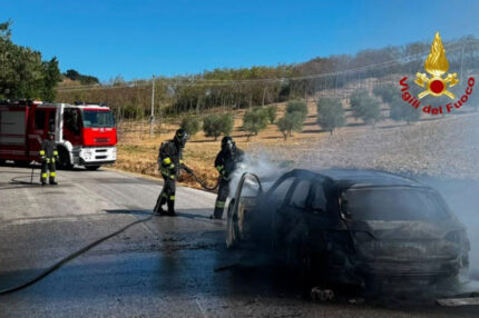 Auto a fuoco a Trecastelli in via del Bosco