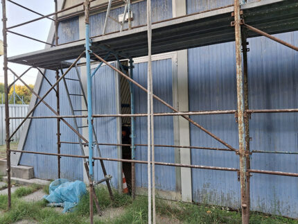 Uscita di sicurezza ostruita alla Piscina Molinello 2