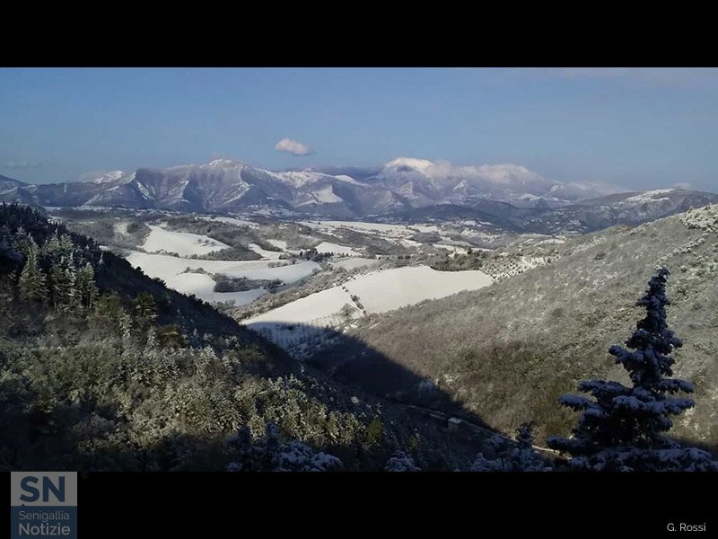 10/04/2021 - L'ultima neve di primavera? Paesaggio da Arcevia verso Sassoferrato