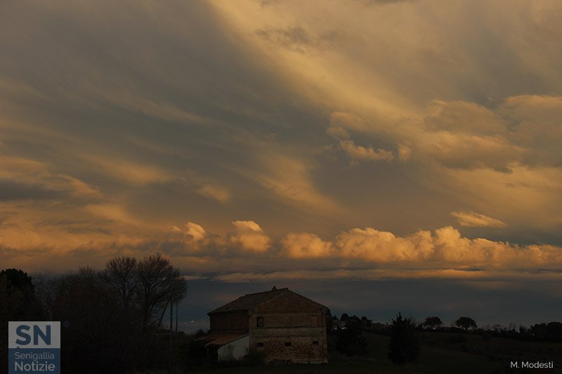 20/04/2021 - Tramonto tra le nuvole