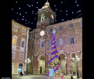 26/12/2023 - Piazza Roma con l'albero di Natale e bimbi che giocano