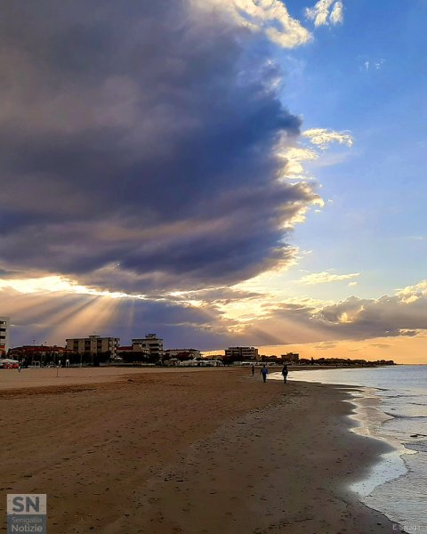 07/02/2021 - Raggi sulla battigia