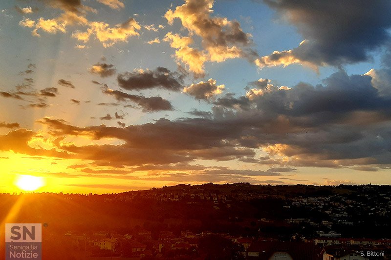 21/02/2026 - Alba a Serra de' Conti, il sole sotto le nuvole colorate