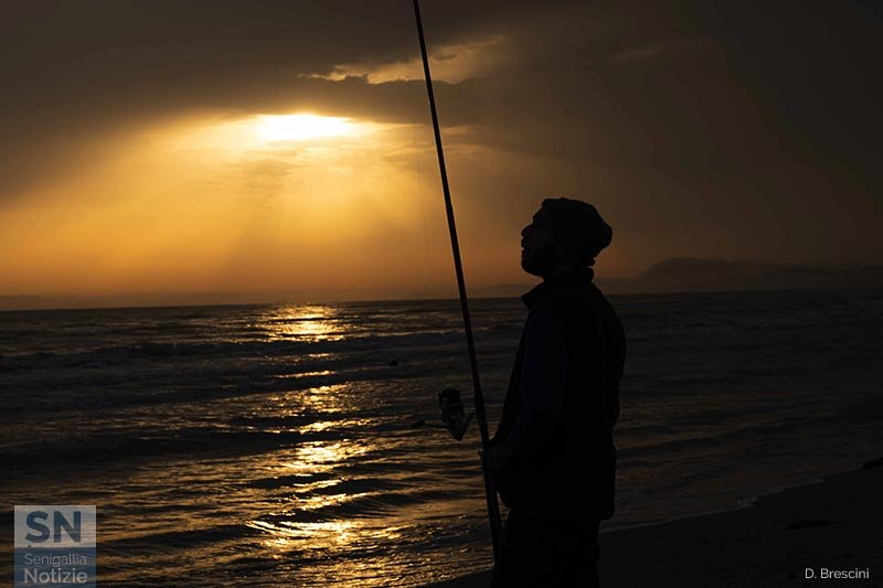 03/01/2023 - Pescatore all'alba lungo la spiaggia di Senigallia