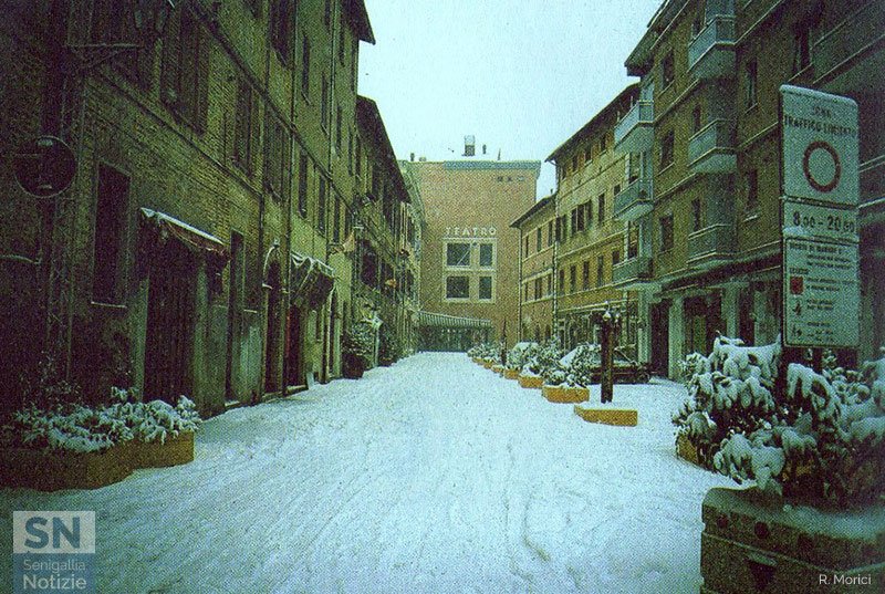 26/07/2026 - Suggestiva nevicata del 30 dicembre 1996: Via Cesare Battisti; sullo sfondo il Teatro