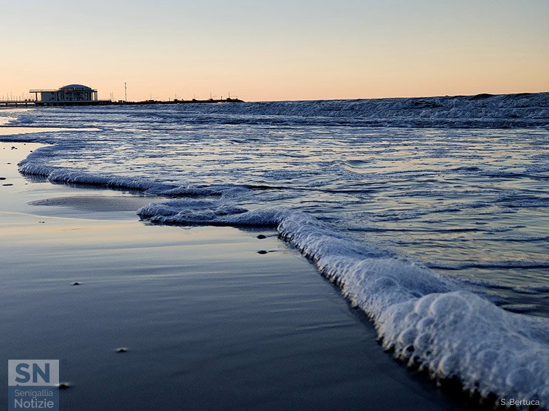 06/05/2022 - Il mare bacia la spiaggia