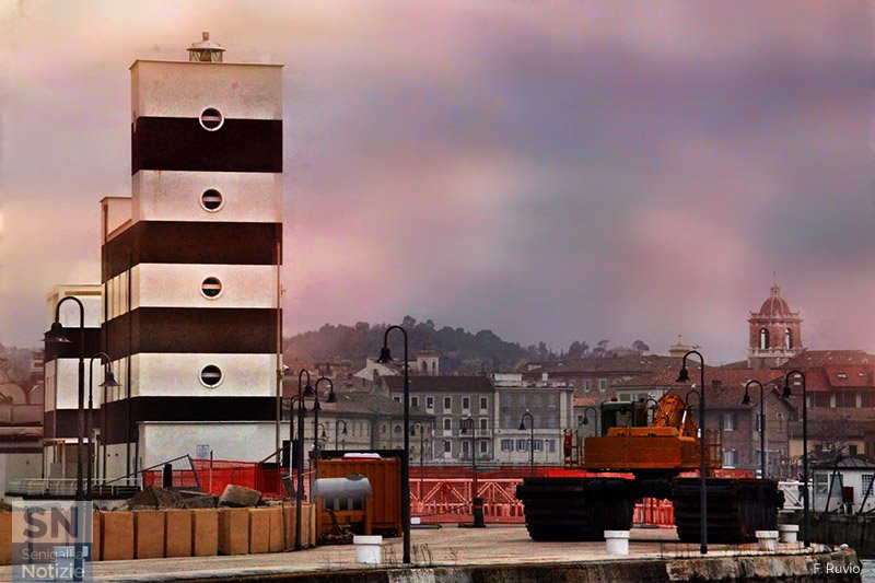 16/03/2021 - Cantiere al porto