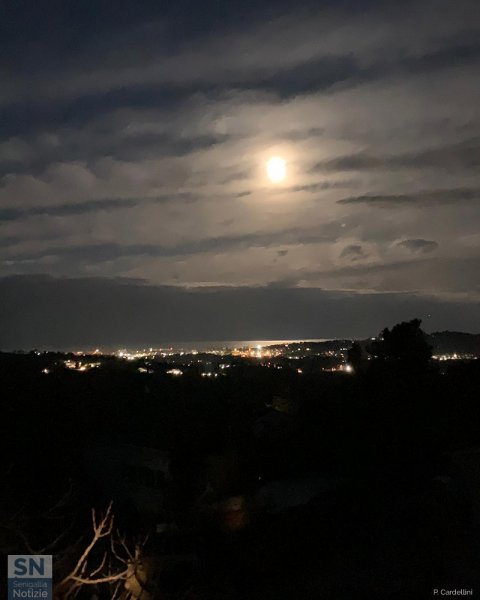 30/03/2021 - Senigallia da Roncitelli, risplende la luna sul mare