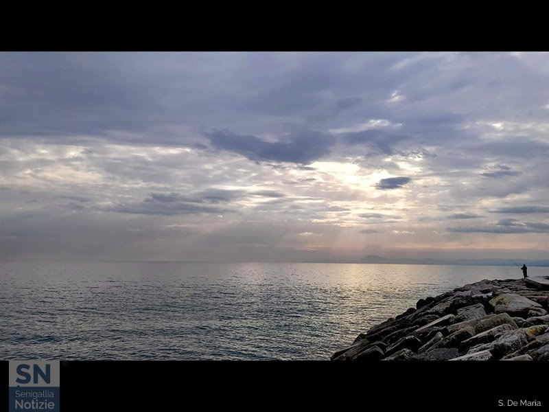 30/03/2022 - Pescatore al molo ovest