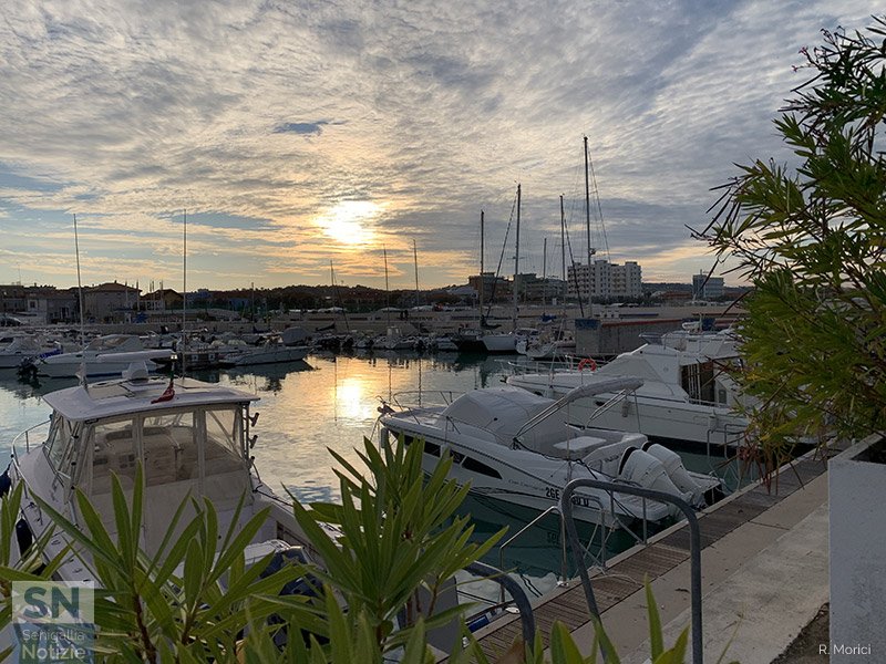 06/11/2021 - Il sole si specchia nel porto