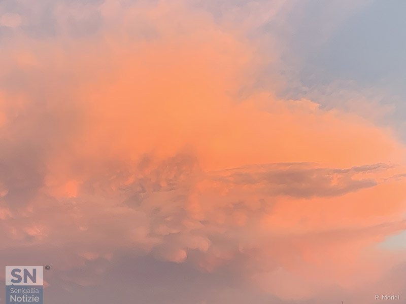 09/10/2021 - Nuvole colorate dopo l'arcobaleno al tramonto