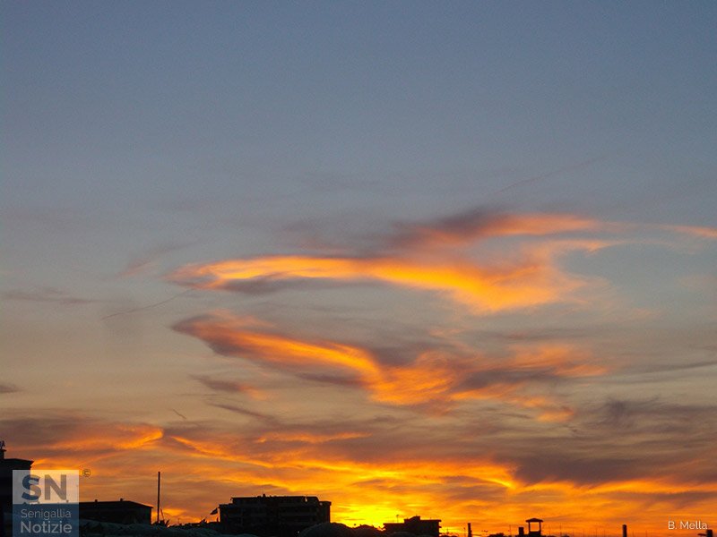 11/09/2022 - Lingue di fuoco in cielo