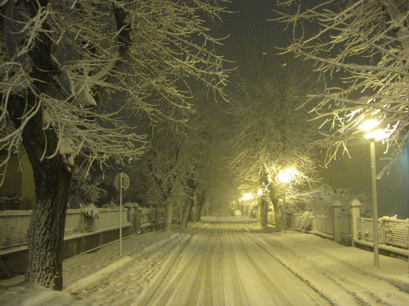 Via Mercantini cristallizzata da neve e ghiaccio