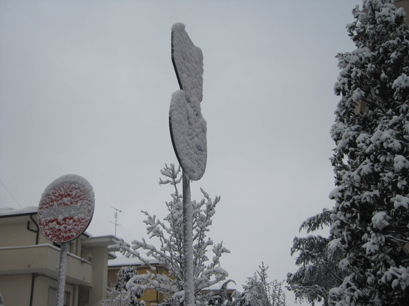 Segnali stradali illeggibili