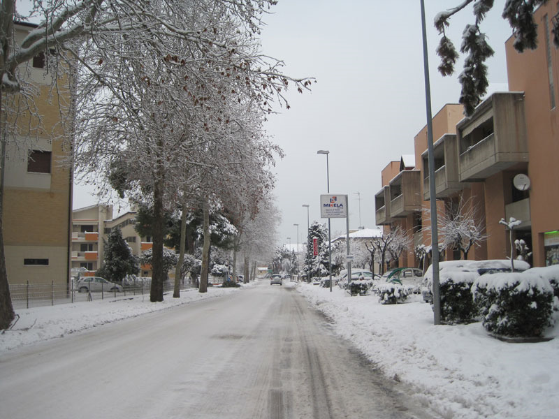Strada ghiacciata in via Capanna