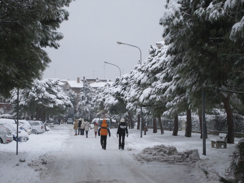 Via Marche: tanta gente a passeggio