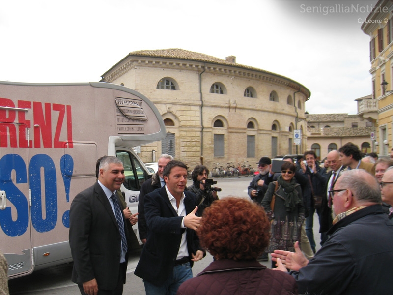 Matteo Renzi accolto dal comitato di sostegno per le primarie 2012