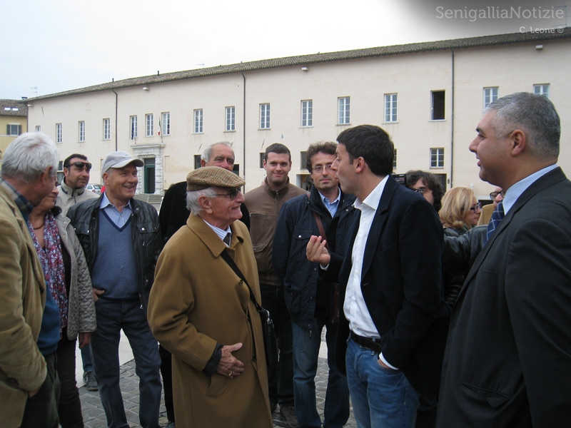 Matteo Renzi dialoga con i cittadini