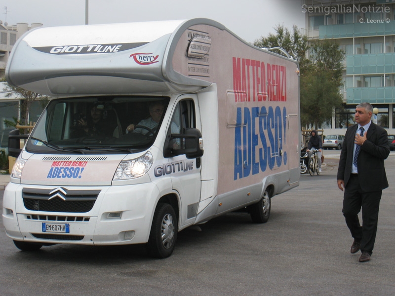 Gennaro Campanile di fronte al camper di Matteo Renzi