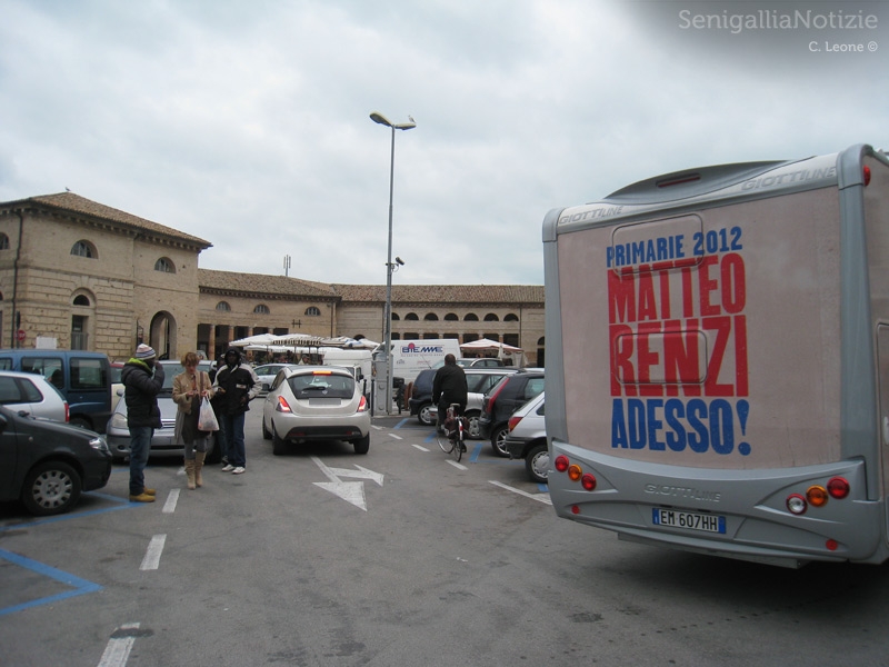 Il camper di Matteo Renzi a Senigallia tra i parcheggiatori abusivi