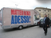 Gennaro Campanile di fronte al camper di Matteo Renzi
