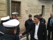 Matteo Renzi mentre augura buon lavoro alle forze dell\'ordine