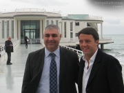 Gennaro Campanile e Matteo Renzi davanti la Rotonda a mare di Senigallia