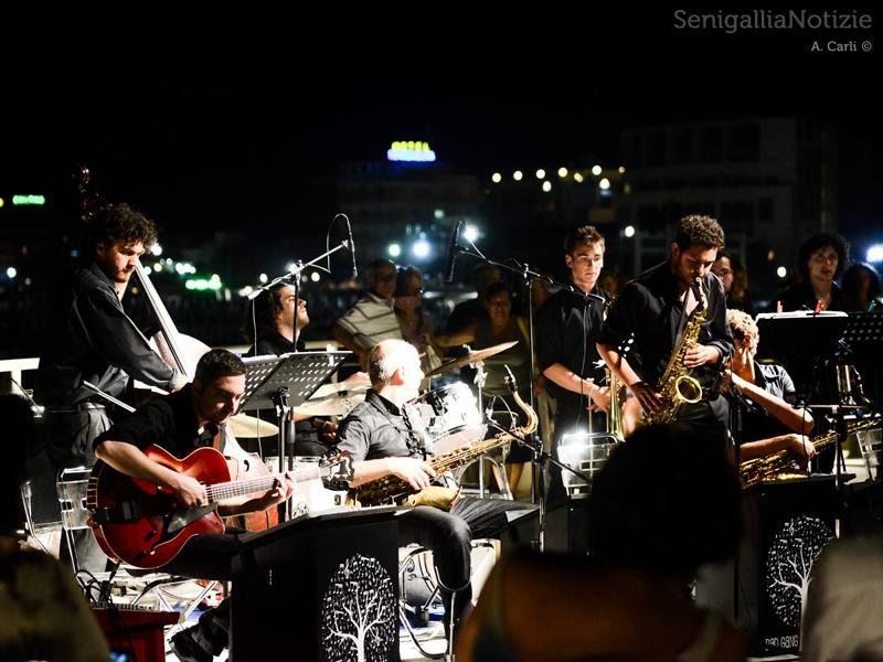 02/08/2013 - La Bad Gang Big Band suona a Legg10nline