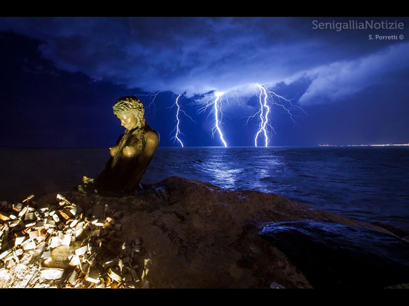 21/08/2013 - Penelope e fulmini sul mare